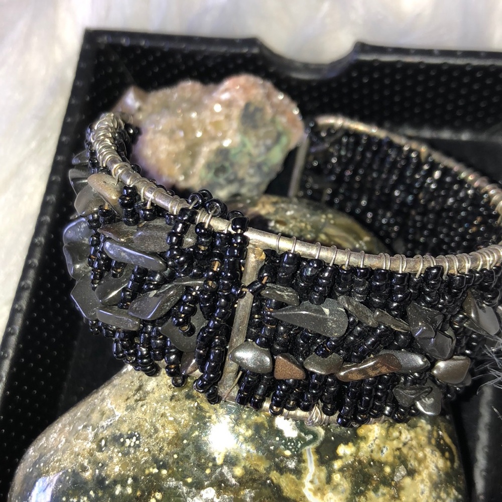 🤍🖤Black wire beaded bracelet w/ black stones🖤🤍